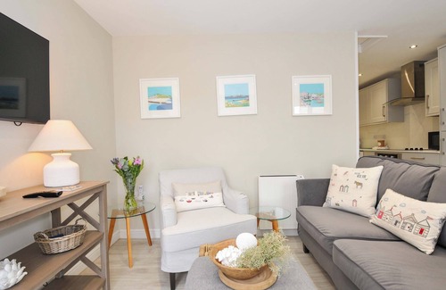 West Looe Cabaña | EVELYN, romantic, country holiday cottage, with a garden in Looe