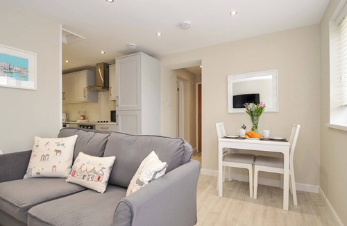 West Looe Cabaña | EVELYN, romantic, country holiday cottage, with a garden in Looe