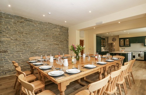 Evenjobb Cabaña | EVENJOBB COURT FARMHOUSE, pet friendly, with hot tub in Presteigne