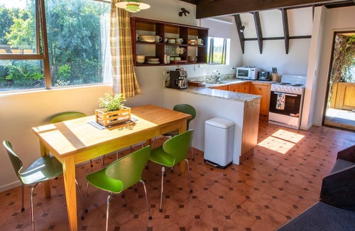 Motueka Casa | EVERGREEN COTTAGE - MOTUEKA HOLIDAY HOME, family friendly in Motueka