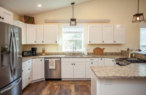 Livingston Casa | Evergreen Lane Getaway · River Views and Front Porch Sitting in Paradise