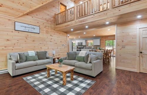 West Oneonta Cabina | Evergreen Lodge Lakefront 6 Br 3Ba Kayaks, Fishing, Hot Tub, Fire Pit, Hiking!