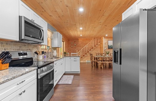 West Oneonta Cabina | Evergreen Lodge Lakefront 6 Br 3Ba Kayaks, Fishing, Hot Tub, Fire Pit, Hiking!