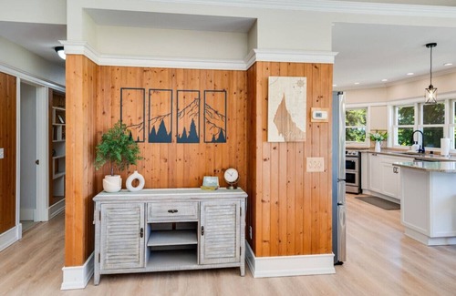 Poulsbo Casa | Evergreen View Retreat Sleeping up to 16