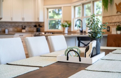 Poulsbo Casa | Evergreen View Retreat Sleeping up to 16