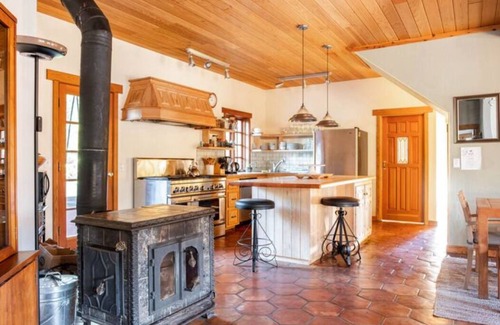 Nevada City Casa | Everyone is invited—this is a big home for your family, friends, and pets.
