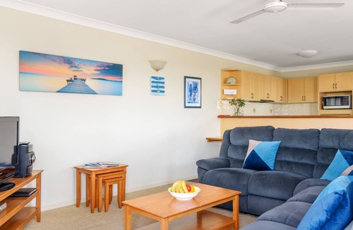 Rainbow Beach Casa | 2/80 Cooloola Drive: unidad cómoda y acogedora que disfruta de vistas al océano y vistas a la isla Fraser