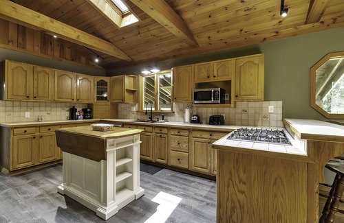 Great Valley Chalet De Esquí | EVL House w/ Pool & Hot Tub, 7 mins to Holiday!
