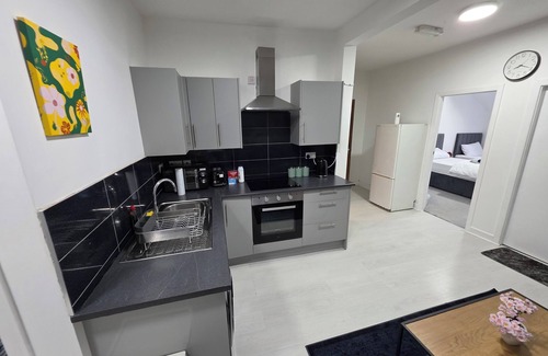Chorlton-cum-Hardy Apartamento | Excellent location 2-bedroom apartment