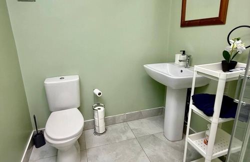Chorlton-cum-Hardy Apartamento | Excellent location 2-bedroom apartment