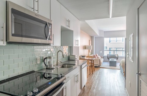 Mount Vernon Triangle Apartamento | Excellent Mount Vernon Studio w/ Roof Pool, nr Nightlife, by Blueground