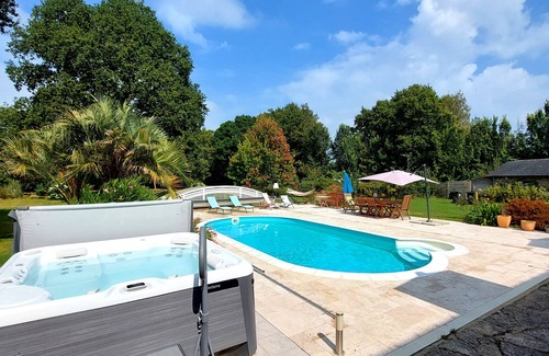 Saint-Philibert Casa | Exceptional longère in landscaped garden, with swimming pool and jacuzzi