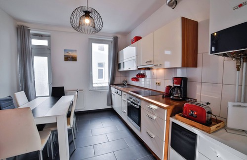 Nord-Mitte Apartamento | Exclusive apartment in historic residential building with fireplace, bathroom & plenty of space