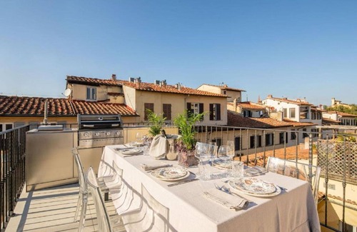 Santo Spirito Apartamento | Exclusive Florence Getaway with Jacuzzi, Terraces & Concierge Services