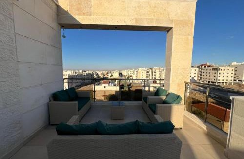 Jordan Apartamento | Exclusive Luxury Apartment with Panoramic and Stunning City Views Luxurious Finishes Modern Amenities and Private Terrace شقة فاخرة حصرية بإطلالات بانورامية مذهلة على المدينة تشطيبات فاخرة مرافق حديثة وتراس خاص