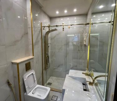 Jordan Apartamento | Exclusive Luxury Apartment with Panoramic and Stunning City Views Luxurious Finishes Modern Amenities and Private Terrace شقة فاخرة حصرية بإطلالات بانورامية مذهلة على المدينة تشطيبات فاخرة مرافق حديثة وتراس خاص