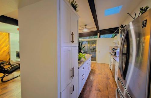 Arden-Arcade Casa | Exclusive Mid-Century Modern Retreat