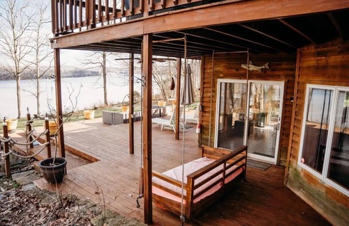 Magnet Cabina | Exclusive Ohio River Retreat with Hot Tub