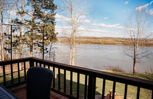 Magnet Cabina | Exclusive Ohio River Retreat with Hot Tub