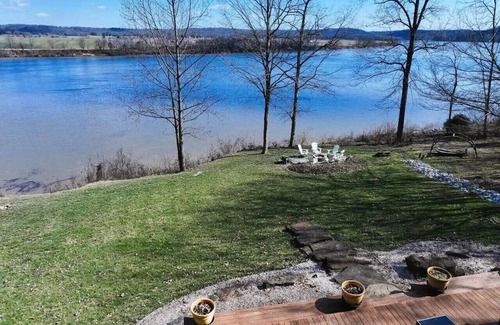 Magnet Cabina | Exclusive Ohio River Retreat with Hot Tub