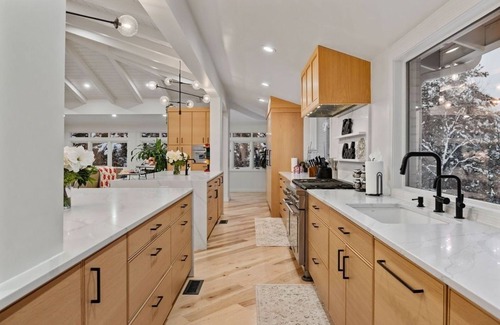 Olympus Cove Casa | Exclusive Resort Escape: Heated Pool, Spa & Pickleball by RedAwning