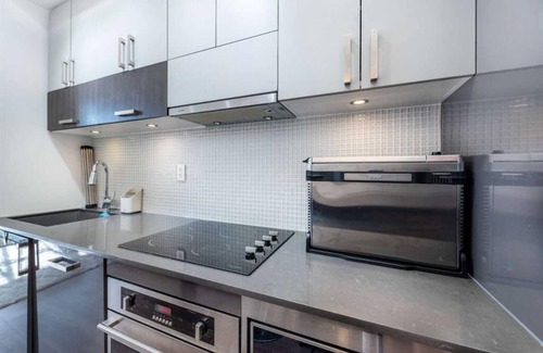 East Village Apartamento | Executive 1-Bed + Office Loft – Prime Riverfront, Gym, Near Stampede & City Life