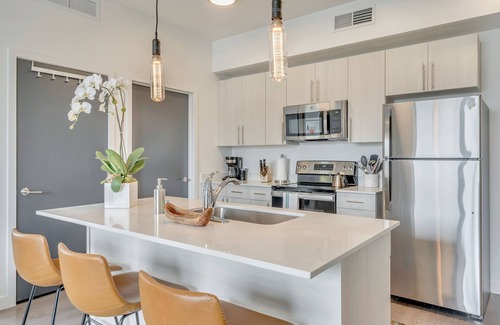 People's Freeway Apartamento | Executive 1BR/1BA CoWorking Dream Space