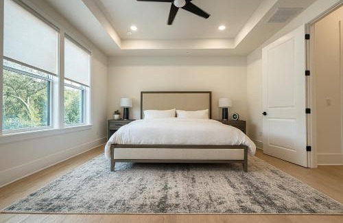 Alpharetta Casa | Executive 3BR Townhome Rooftop & Elevator Near Avalon