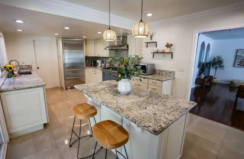 El Camino Real Casa | Executive Contemporary Home with two living rooms