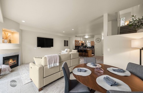 Spenard Condominio | Executive Luxury: Elegant 2BR 2.5BA Condo with 2 Fireplaces & Garage Parking