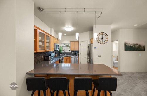 Spenard Condominio | Executive Luxury: Elegant 2BR 2.5BA Condo with 2 Fireplaces & Garage Parking