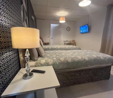 Cribbs Causeway Apartamento | Executive Room 3 Near Southmead Hospital on suite bathroom