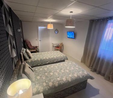 Cribbs Causeway Apartamento | Executive Room 3 Near Southmead Hospital on suite bathroom