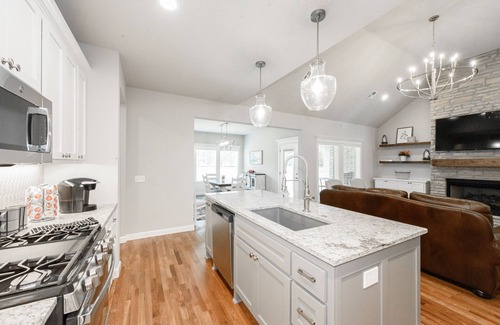 Broken Arrow Casa | Executive Stay, Modern Farmhouse Perfect Location. Garage Parking.