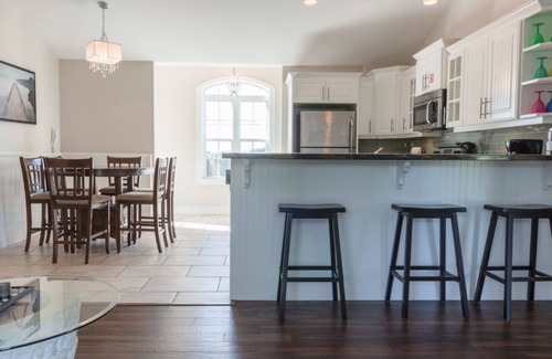 Stanley Bridge Condominio | Executive suite with outdoor hot tub and fire pit | Golf View, close to pool
