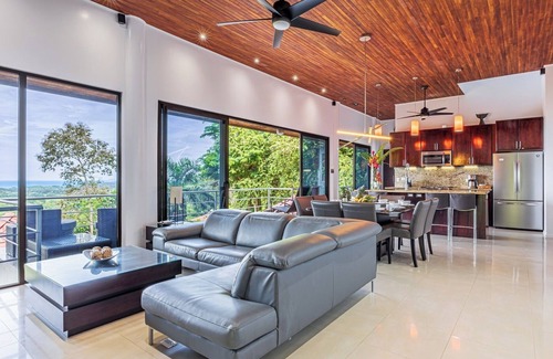 Hatillo Villa | Exotica-All Suite House & Killer Views. Carretera pavimentada por la comunidad, cerrada por el personal en el lugar