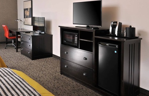 Independence Hotel | Expanded 2 Queen with Sofa Sleeper, Stoney Creek Kansas City | 2 Units