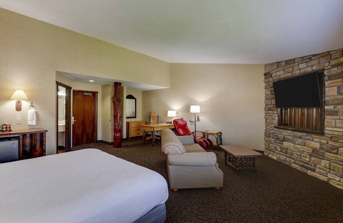 Columbia Hotel | Expanded King Executive w/ Massage Chair & Living Area! Stoney Creek