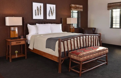 Independence Hotel | Expanded King with Whirlpool, Next to Missouri River, Stoney Creek KC