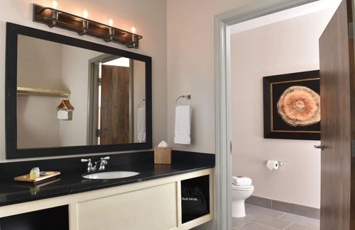 Independence Hotel | Expanded King with Whirlpool, Next to Missouri River, Stoney Creek KC