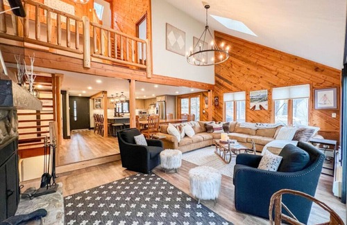 North Conway Casa | Expansive 3800 ft.² Home | Private Gym & Hot Tub!