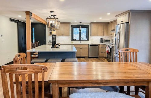 North Conway Casa | Expansive 3800 ft.² Home | Private Gym & Hot Tub!
