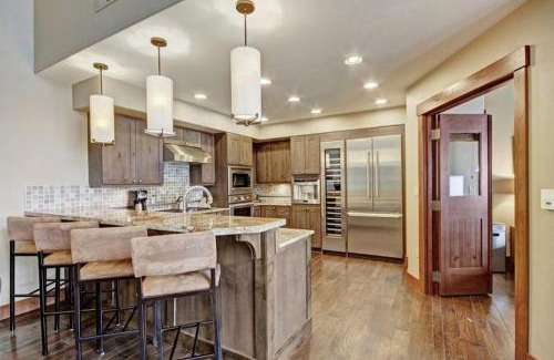 Peak 8 Apartamento | Expansive 4 Bedroom Ski In, Ski Out One Ski Hill Residence Located At The Base Of Peak 8 With Beautiful Views