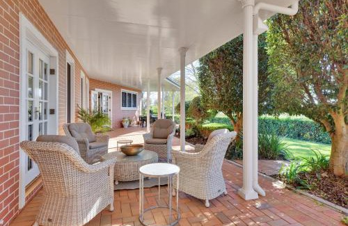 Cotswold Hills Casa | Expansive Cotswold Hills Retreat with Garden BBQ