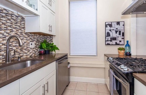 Washington Park Casa | Expansive Essential Triplex | near T