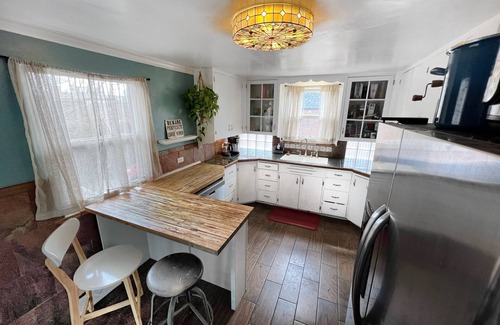 Villa Park Casa | Expansive Luxury Downtown Haven Family Friendly, 4 Bedroom, 2 Bath, Fenced Yard