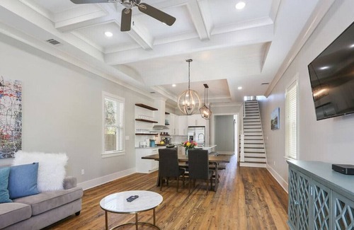 Faubourg Lafayette Casa | Expansive Modern Luxury Home - Streetcar Adjacent!