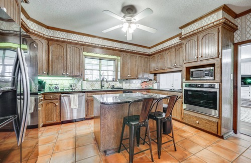 Texarkana Casa | Expansive Texarkana Home w/ Yard: Near Golf!
