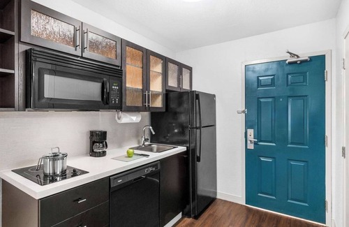 East Congress Apartamento | Experience Austin's Famous 6th Street! Full Kitchen, Pet-friendly Property!