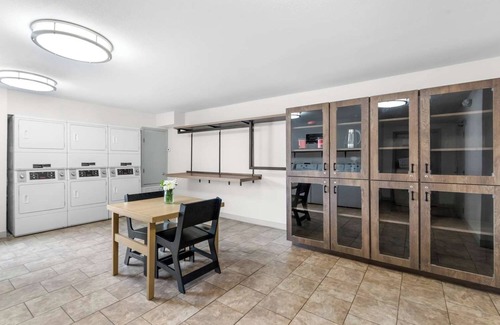 East Congress Apartamento | Experience Austin's Famous 6th Street! Full Kitchen, Pet-friendly Property!